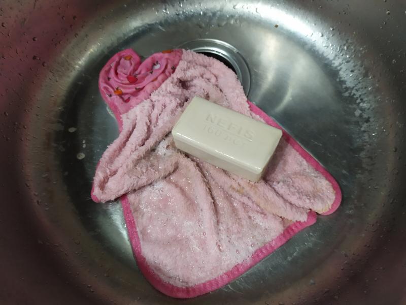 Як відіпрати кухонні рушники від застарілих жирних плям